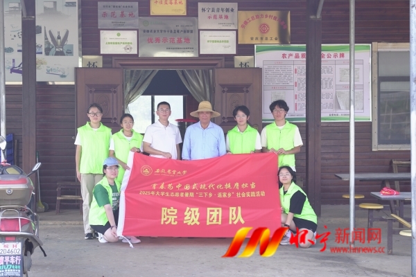 图01-与蓝莓种植基地负责人合影.jpg_proc.jpg