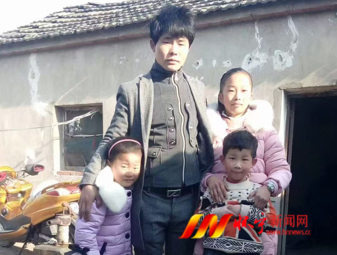 邹刘军与孩子们于2016年合影.jpg