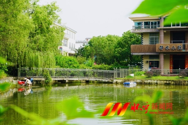 村在绿中 人在景中.JPG