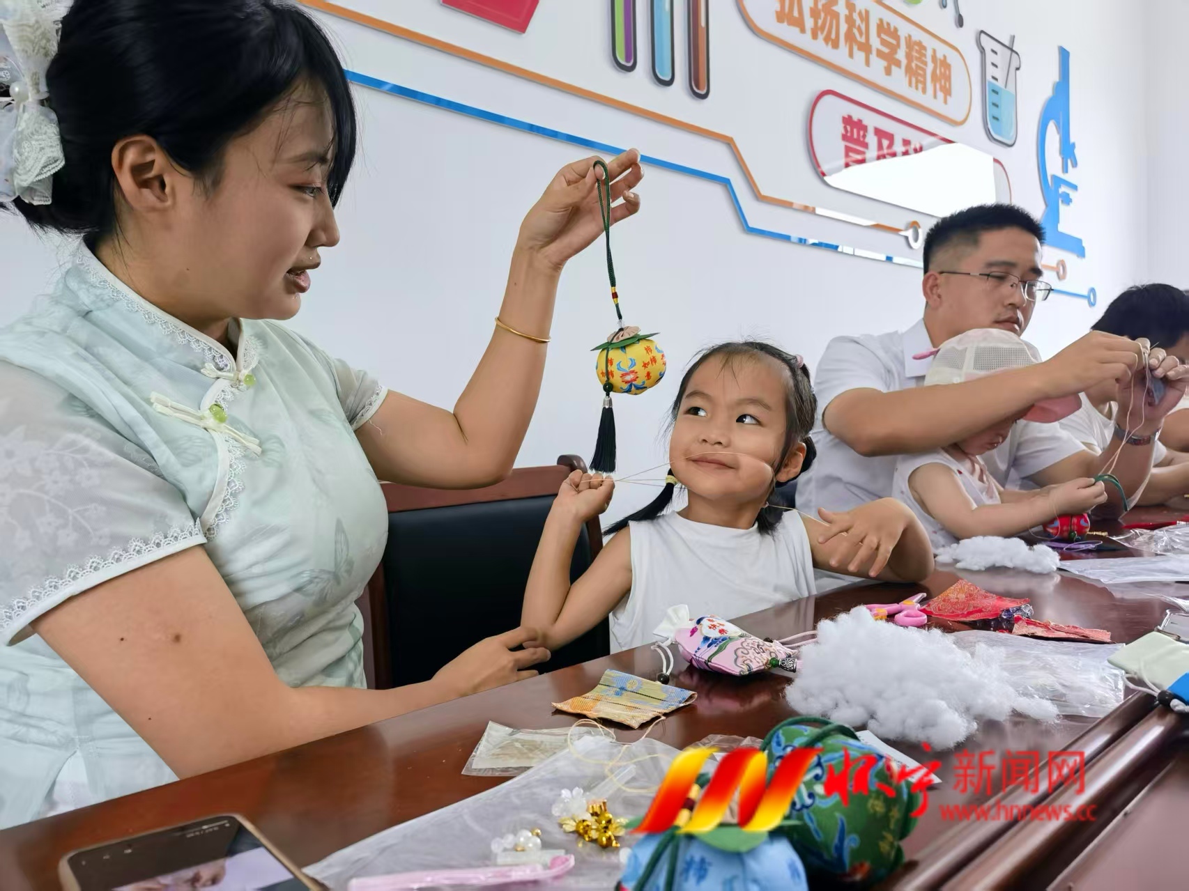 端午做香包2.jpg